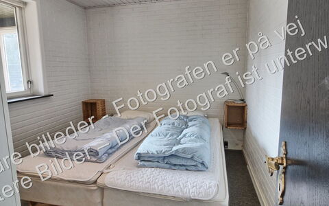 Gyrth - 2.8Km from the Sea: Møbel, Indretning, Gulvbelægning, Etage, Bord, Træ, Loft, Stol, Værelse, Couch