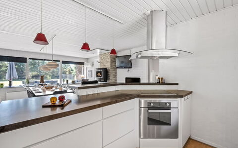 Gyrth - 2.8Km from the Sea: Køkken, Countertop, Indretning, Loft, Gulvbelægning, Træ, Lysarmatur, Køkken Apparat, Større Bandage, Cabinetry