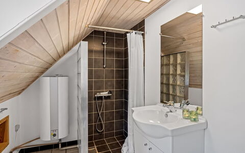 Gyrth - 2.8Km from the Sea: Gulvbelægning, Sanitærarmatur, Væg, Indretning, Etage, Træ, Loft, Håndvask, Badeværelse, Tap