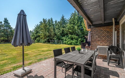 Gyrth - 2.8Km from the Sea: Skygge, Have, Udendørs Møbler, Estate, Landscaping, Veranda, Hårdttræ, Lawn, Backyard, Stol