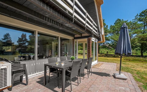 Gyrth - 2.8Km from the Sea: Veranda, Hjem, Sommerhus, Estate, Skygge, Hårdttræ, Dæk, Sidespor, Altan, Landscaping