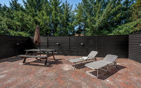 Gyrth - 2.8Km from the Sea: Udendørs Møbler, Træ, Møbel, Udendørs Bord, Hårdttræ, Backyard, Skygge, Have, Bejdse, Stol