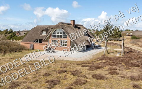 Eufemia - 2.8Km from the Sea: Møbel, Indretning, Gulvbelægning, Etage, Bord, Træ, Loft, Stol, Værelse, Couch