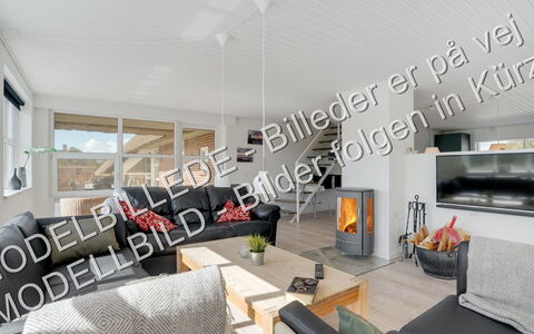 Eufemia - 2.8Km from the Sea: Møbel, Indretning, Gulvbelægning, Etage, Bord, Træ, Loft, Stol, Værelse, Couch