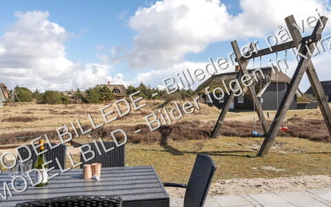 Eufemia - 2.8Km from the Sea: Møbel, Indretning, Gulvbelægning, Etage, Bord, Træ, Loft, Stol, Værelse, Couch