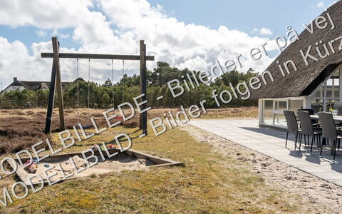 Eufemia - 2.8Km from the Sea: Møbel, Indretning, Gulvbelægning, Etage, Bord, Træ, Loft, Stol, Værelse, Couch
