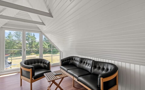 Eufemia - 2.8Km from the Sea: Træ, Gulvbelægning, Møbel, Trægulve, Etage, Indretning, Loft, Stue, Couch, Hårdttræ