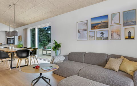 Huldrik - 900M from the Sea: Loft, Indretning, Gulvbelægning, Etage, Møbel, Værelse, Trægulve, Stue, Lysarmatur, Couch