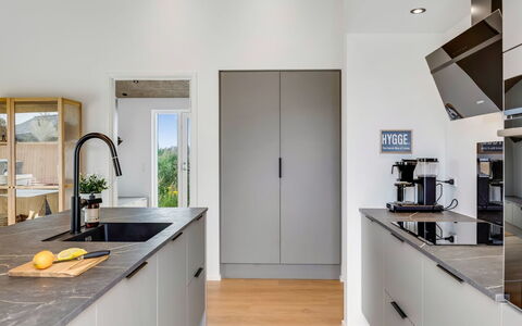 Huldrik - 900M from the Sea: Køkken, Køkken Apparat, Countertop, Indretning, Gulvbelægning, Cabinetry, Møbel, Større Bandage, Husholdningsapparat, Træ