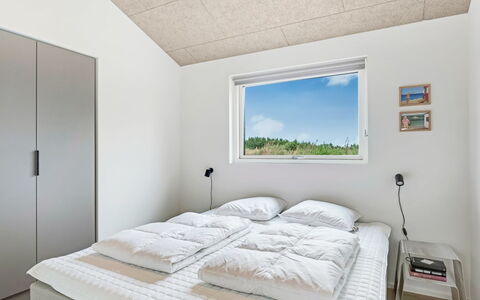 Huldrik - 900M from the Sea: Loft, Soveværelse, Dagslys, Seng, Sengetøj, Bed Frame, Lysarmatur, Sengetøj, Pude, Gips