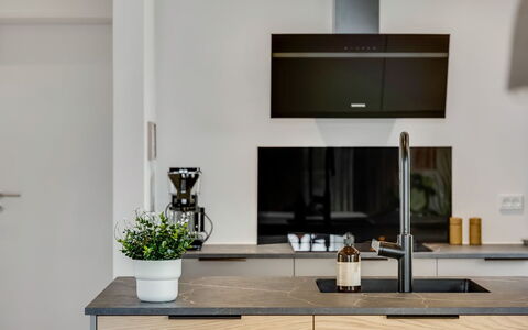 Huldrik - 900M from the Sea: Countertop, Køkken, Køkken Apparat, Cabinetry, Indretning, Møbel, Gulvbelægning, Husholdningsapparat, Træ, Større Bandage