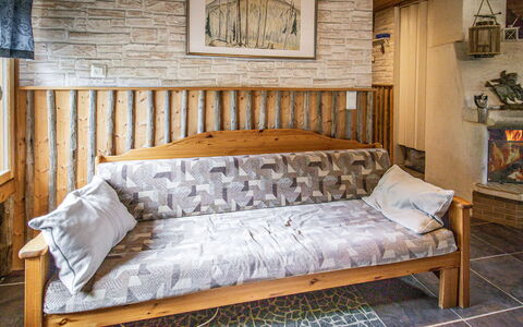 Ylläs 1: Møbel, Indretning, Gulvbelægning, Etage, Bord, Træ, Loft, Stol, Værelse, Couch