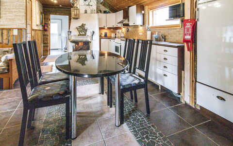 Ylläs 1: Møbel, Indretning, Gulvbelægning, Etage, Bord, Træ, Loft, Stol, Værelse, Couch