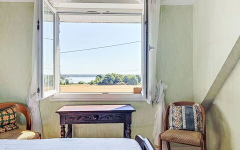 Le Kerguero: Møbel, Indretning, Gulvbelægning, Etage, Bord, Træ, Loft, Stol, Værelse, Couch