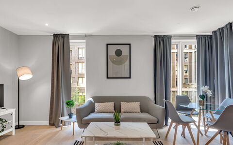 Elephant & Castle: Møbel, Indretning, Gulvbelægning, Etage, Bord, Træ, Loft, Stol, Værelse, Couch