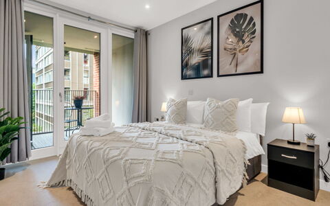 Elephant & Castle: Møbel, Indretning, Gulvbelægning, Etage, Bord, Træ, Loft, Stol, Værelse, Couch