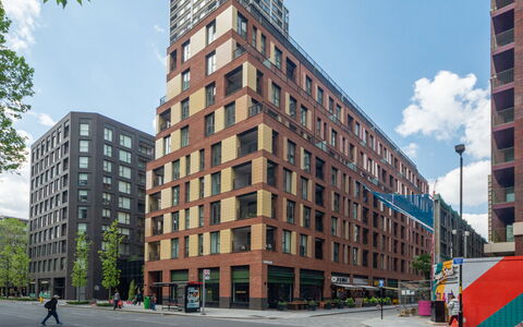 Elephant & Castle: Møbel, Indretning, Gulvbelægning, Etage, Bord, Træ, Loft, Stol, Værelse, Couch