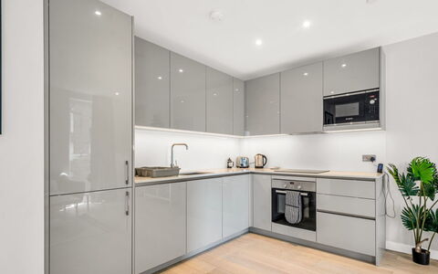 Elephant & Castle: Møbel, Indretning, Gulvbelægning, Etage, Bord, Træ, Loft, Stol, Værelse, Couch