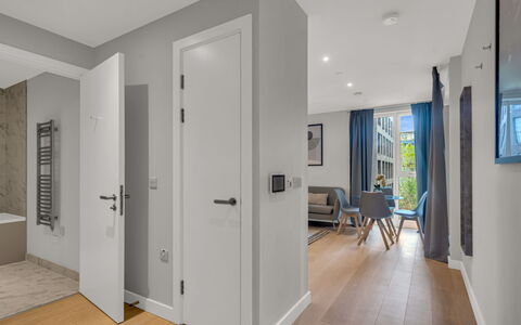 Elephant & Castle: Møbel, Indretning, Gulvbelægning, Etage, Bord, Træ, Loft, Stol, Værelse, Couch