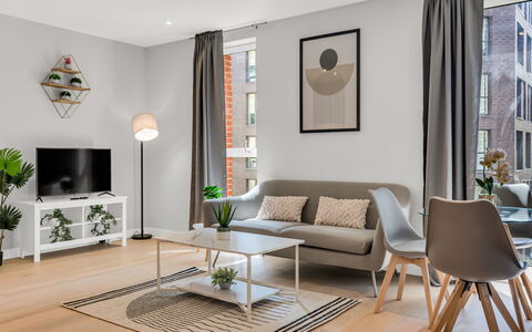 Elephant & Castle: Møbel, Indretning, Gulvbelægning, Etage, Bord, Træ, Loft, Stol, Værelse, Couch