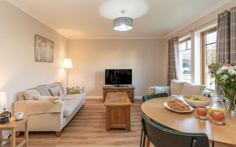 Corbett Apt: Møbel, Indretning, Gulvbelægning, Etage, Bord, Træ, Loft, Stol, Værelse, Couch