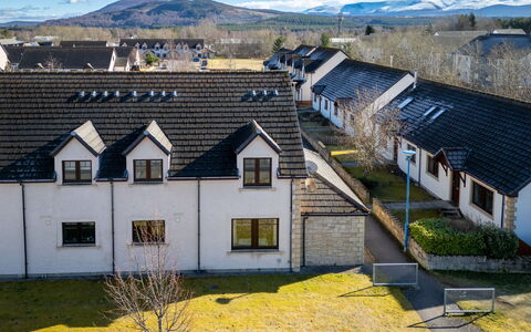 Corbett Apt: Møbel, Indretning, Gulvbelægning, Etage, Bord, Træ, Loft, Stol, Værelse, Couch