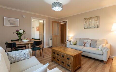 Corbett Apt: Møbel, Indretning, Gulvbelægning, Etage, Bord, Træ, Loft, Stol, Værelse, Couch