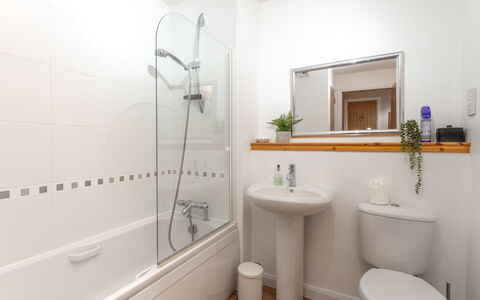 Corbett Apt: Møbel, Indretning, Gulvbelægning, Etage, Bord, Træ, Loft, Stol, Værelse, Couch