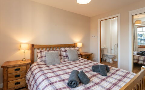 Corbett Apt: Møbel, Indretning, Gulvbelægning, Etage, Bord, Træ, Loft, Stol, Værelse, Couch