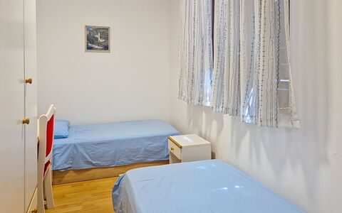 Robi 1: Møbel, Indretning, Gulvbelægning, Etage, Bord, Træ, Loft, Stol, Værelse, Couch