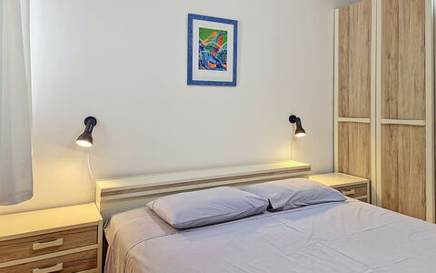 Robi 1: Møbel, Indretning, Gulvbelægning, Etage, Bord, Træ, Loft, Stol, Værelse, Couch