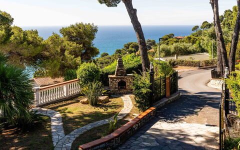 A Casa di Amici: Møbel, Indretning, Gulvbelægning, Etage, Bord, Træ, Loft, Stol, Værelse, Couch