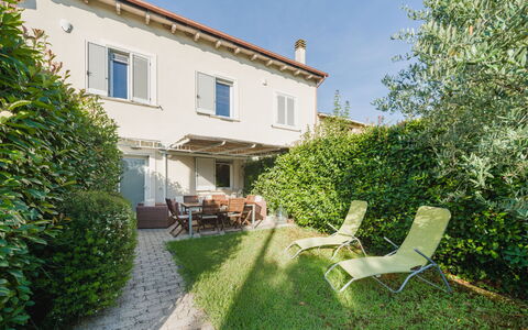 Casa delle Rondini: Møbel, Indretning, Gulvbelægning, Etage, Bord, Træ, Loft, Stol, Værelse, Couch