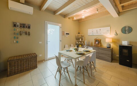 Casa delle Rondini: Møbel, Indretning, Gulvbelægning, Etage, Bord, Træ, Loft, Stol, Værelse, Couch