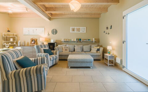Casa delle Rondini: Møbel, Indretning, Gulvbelægning, Etage, Bord, Træ, Loft, Stol, Værelse, Couch