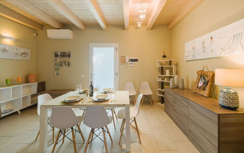 Casa delle Rondini: Møbel, Indretning, Gulvbelægning, Etage, Bord, Træ, Loft, Stol, Værelse, Couch