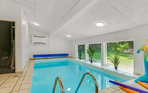 Anemette - 900M from the Sea: Gulvbelægning, Loft, Etage, Indretning, Svømmepøl, Lysarmatur, Design, Hotel, Udvej, Flise