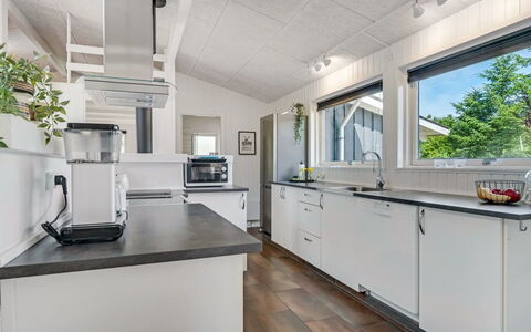 Anemette - 900M from the Sea: Køkken, Træ, Countertop, Større Bandage, Loft, Indretning, Køkken Apparat, Gulvbelægning, Husholdningsapparat, Etage