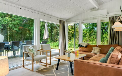 Anemette - 900M from the Sea: Møbel, Indretning, Gulvbelægning, Træ, Couch, Etage, Stue, Loft, Trægulve, Hjem