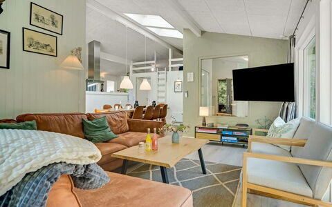 Anemette - 900M from the Sea: Møbel, Indretning, Couch, Gulvbelægning, Stue, Træ, Loft, Etage, Værelse