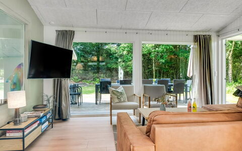 Anemette - 900M from the Sea: Møbel, Indretning, Gulvbelægning, Couch, Etage, Træ, Loft, Stue, Stol, Hjem
