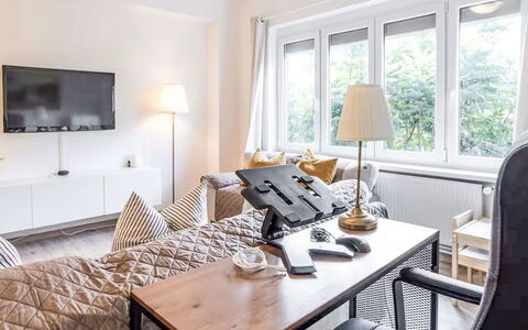 Prague Castle Oasis: Møbel, Indretning, Væg, Værelse, Træ, Gulvbelægning, Belysning, Hjem, Elektronisk Apparat, Etage
