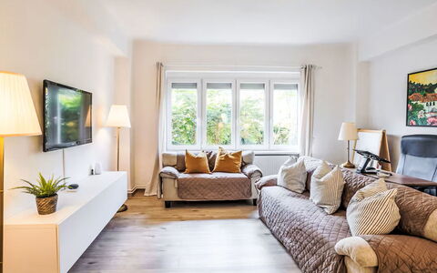 Prague Castle Oasis: Møbel, Indretning, Couch, Gulvbelægning, Etage, Stue, Træ, Værelse, Loft, Hjem