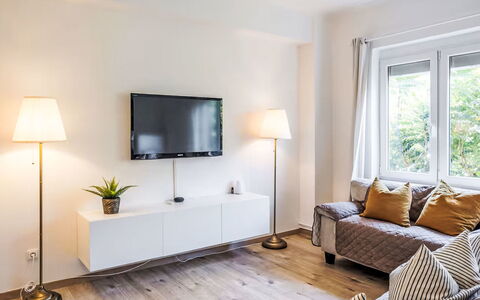 Prague Castle Oasis: Møbel, Indretning, Television, Gulvbelægning, Træ, Couch, Stue, Fjernsyn, Elektronisk Apparat, Værelse