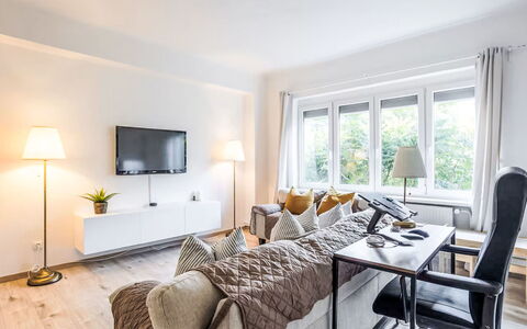 Prague Castle Oasis: Møbel, Indretning, Couch, Gulvbelægning, Træ, Hjem, Etage, Stue, Værelse, Loft