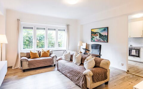 Prague Castle Oasis: Møbel, Indretning, Couch, Gulvbelægning, Etage, Træ, Værelse, Loft, Stue, Lejlighed