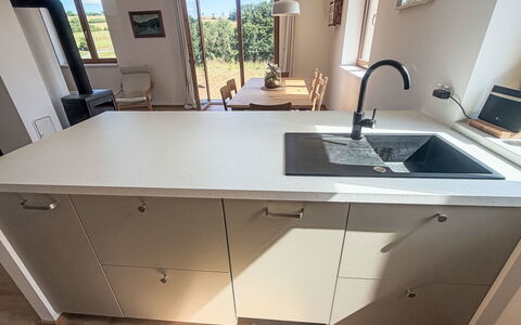 Horní Líšnice: Køkken, Gulvbelægning, Countertop, Etage, Cabinetry, Køkkenvask, Håndvask, Sanitærarmatur, Indretning, Tap