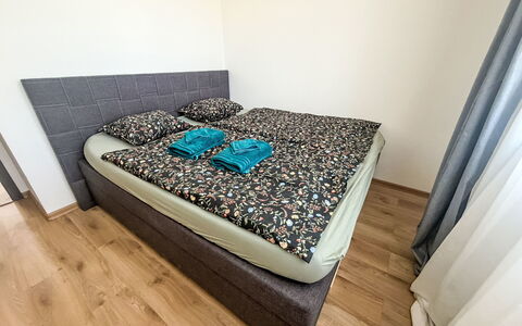Horní Líšnice: Gulvbelægning, Soveværelse, Etage, Seng, Sengetøj, Værelse, Sengetøj, Bed Frame, Trægulve, Sengetøj
