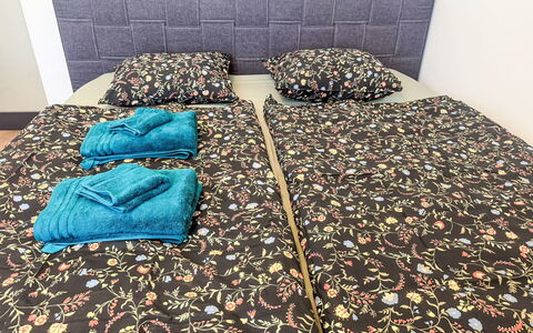 Horní Líšnice: Soveværelse, Sengetøj, Seng, Textile, Sengetøj, Sengetøj, Gulvbelægning, Etage, Bed Frame, Møbel
