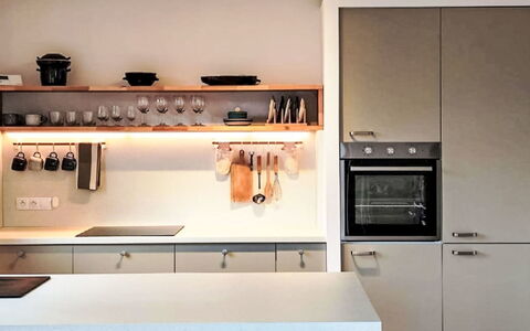 Horní Líšnice: Indretning, Køkken, Møbel, Træ, Countertop, Lysarmatur, Loft, Køkken Apparat, Belysning, Gulvbelægning
